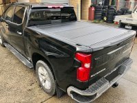 Четырехсекционная алюминиевая крышка AR Design CHEVY SILVERADO  5.5 '/ 6.5' BED 2019+ Четырехсекционная алюминиевая крышка AR Design CHEVY SILVERADO  5.5 '/ 6.5' BED 2019+