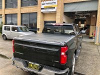 Четырехсекционная алюминиевая крышка AR Design CHEVY SILVERADO  5.5 '/ 6.5' BED 2019+ Четырехсекционная алюминиевая крышка AR Design CHEVY SILVERADO  5.5 '/ 6.5' BED 2019+