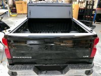 Четырехсекционная алюминиевая крышка AR Design CHEVY SILVERADO  5.5 '/ 6.5' BED 2019+ Четырехсекционная алюминиевая крышка AR Design CHEVY SILVERADO  5.5 '/ 6.5' BED 2019+